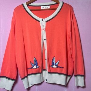Feminine pink sweater with swallows